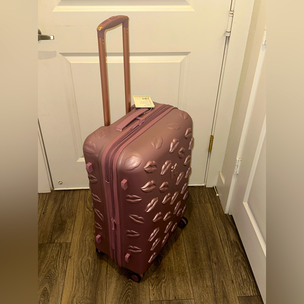 27 inch HARDSIDE RARE IT KISS LUGGAGE